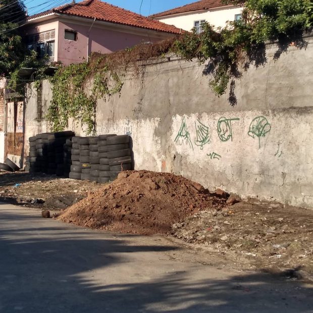 Os primeiros dias da horta comunitária do projeto Luxo do Lixo, com a calçada recém-limpa e terra nova fornecida pela COMLURB. Foto: Perfil no Instagram do Luxo do Lixo