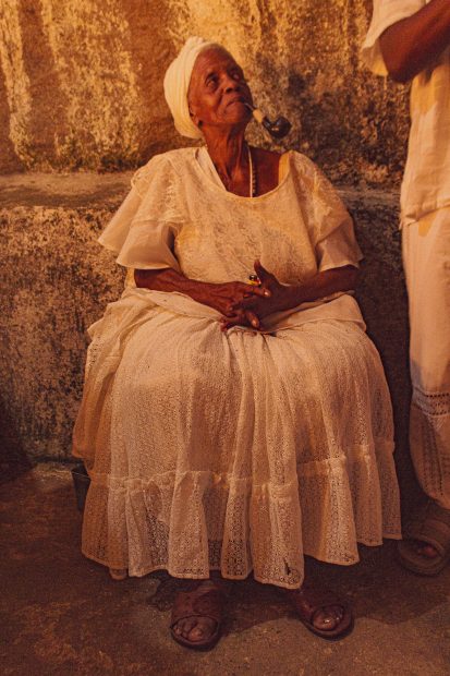 Tia Ira Rezadeira, desde 1986, assumiu a responsabilidade de organizar a Festa da Pedreira de Xangô. Foto: Rhuan Gonçalves