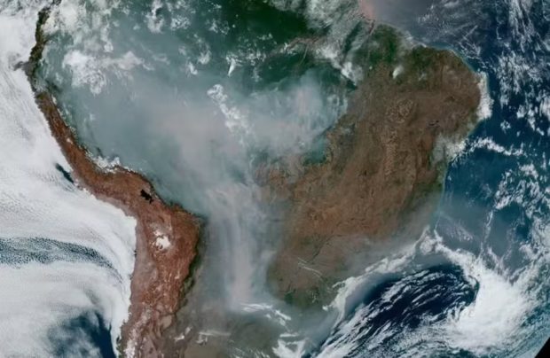 Imagem de satélite mostra fumaça das queimadas cobrindo maior parte da América do Sul. Foto: National Oceanic and Atmospheric Administration (NOAA)/National Aeronautics and Space Administration (NASA)