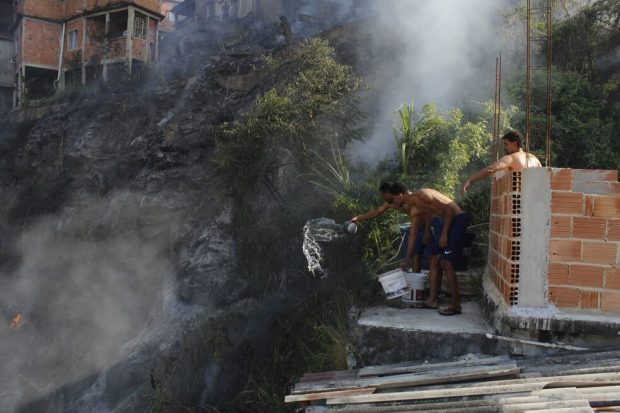 Moradores tentam apagar incêndio no Complexo do Alemão. Foto: Jornal A Nova Democracia