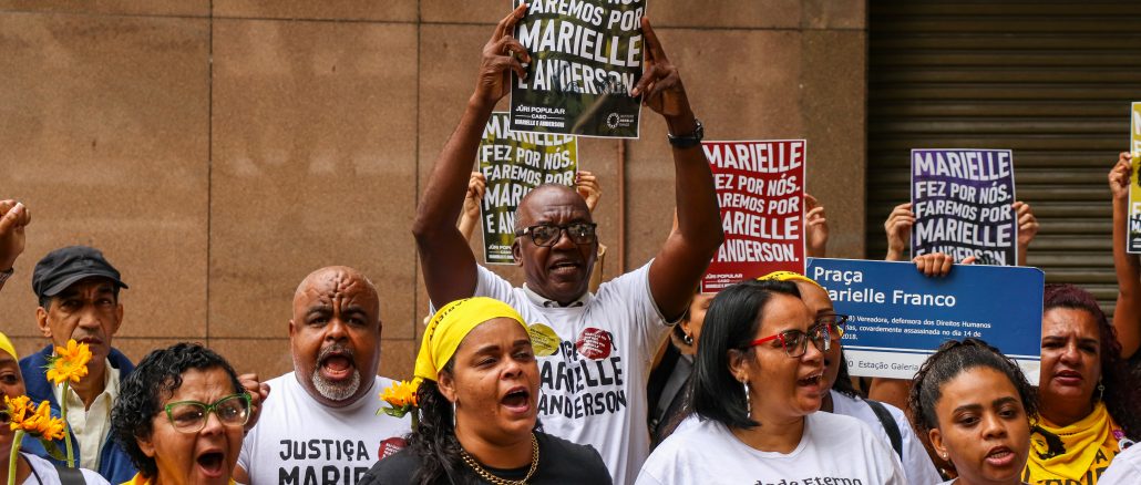 Manifestantes se reúnem em frente ao Tribunal de Justiça do Rio de Janeiro para o Amanhecer por Marielle Franco e Anderson Gomes. Foto: Alexandre Cerqueira/ComCat