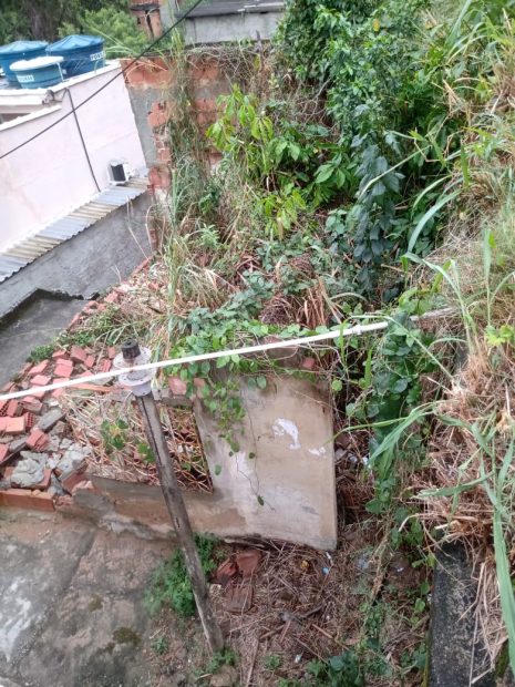 Lucas conta que uma outra casa também foi atingida, restando pouca parte de sua estrutura de pé. Ele detalha que nessa casa morava uma família de três pessoas. Foto: Lucas Prates/Projeto Social Família 18