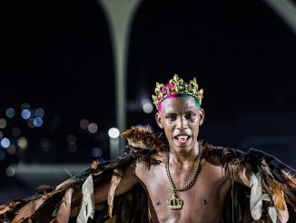 A Estação Primeira de Mangueira em 2025 coroa o cria de favela na Sapucaí, descendente dos Bantu e propõe afrofuturos bantu-favelados. Foto: Redes Sociais