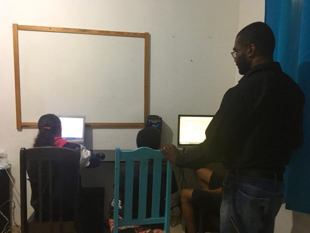 Aula de informática no Projeto Inclusão. Foto: Pauline Okyere