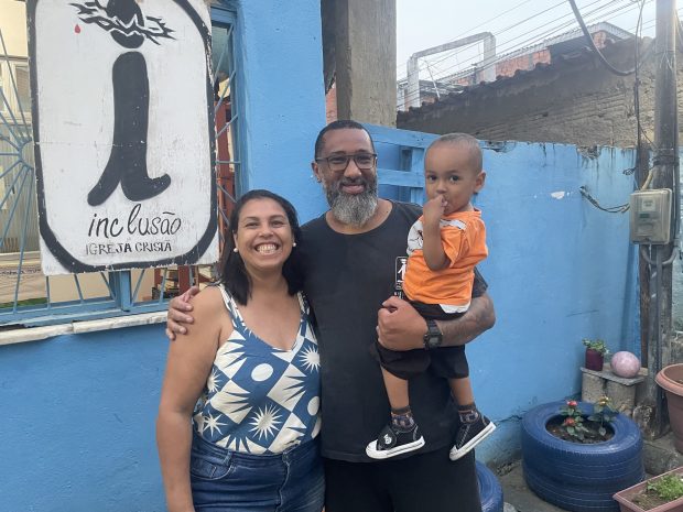 Élida Nascimento e o marido, Marcos Júnior, fundadores do projeto. Quando trabalhava em uma escola, Élida percebeu que seus alunos enfrentavam dificuldades e sentiam-se desconectados com o que aprendiam—uma preocupação que deu origem ao Projeto Inclusão. Foto: Pauline Okyere