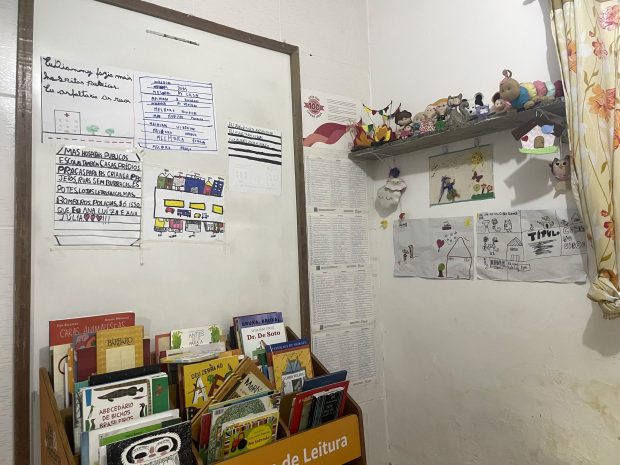 A estação de leitura do Projeto Inclusão, onde qualquer pessoa pode passar e pegar um livro emprestado. A leitura é incentivada como forma de explorar novas histórias, ideias e mundos. Foto: Pauline Okyere