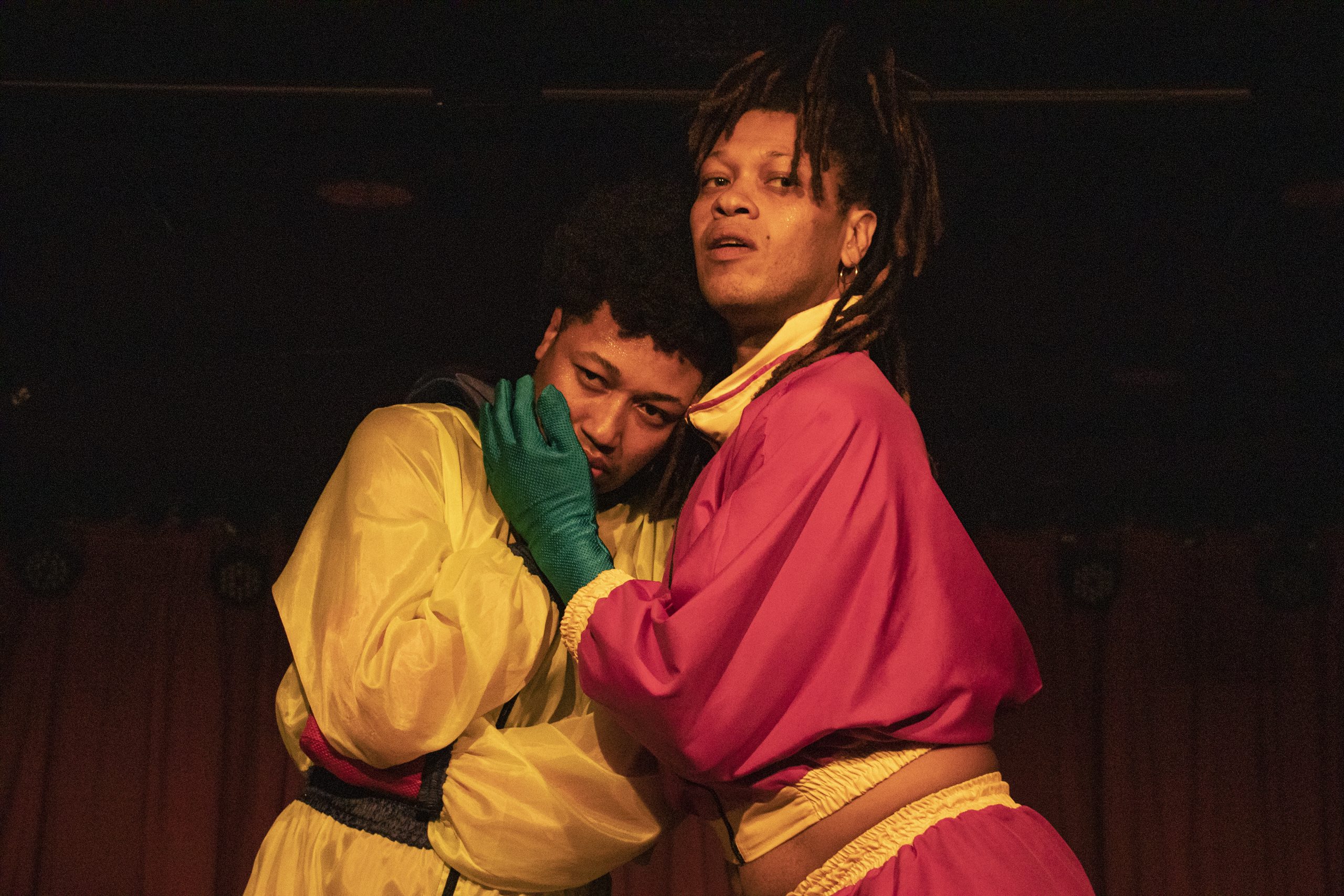 As irmãs Lino se acolhem, em um gesto de irmandade diante das repressões vividas antes do colapso. Foto: Ana Cristina da Silva/Jornal O Cidadão As irmãs Lino se acolhem em um gesto de irmandade diante das repressões vividas antes do colapso. Foto: Ana Cristina da Silva/Jornal O Cidadão