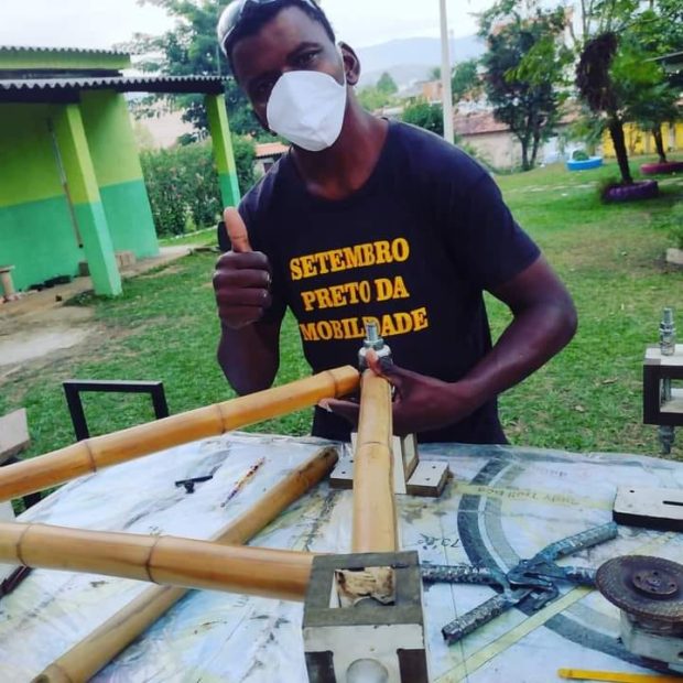 O projeto ofereceu curso de montagem de bicicletas utilizando bambu, iniciativa apoiada através de financiamento coletivo. Na foto, Carlos Leandro durante uma das oficinas realizadas em 2022. Foto: Arquivo pessoal