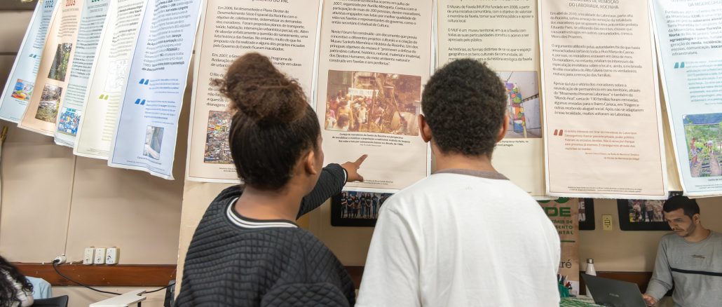 Jovens estudantes participam do lançamento da exposição Memória Climática das Favelas na Cidade de Deus. Foto: Bárbara Dias