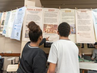 Jovens estudantes participam do lançamento da exposição Memória Climática das Favelas na Cidade de Deus. Foto: Bárbara Dias