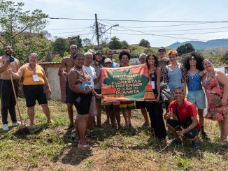 Mutirão de limpeza deu o pontapé inicial para a conservação e o reflorestamento do espaço verde do Caminho Anes Dias, no Complexo da Coreia. Foto: Bárbara Dias
