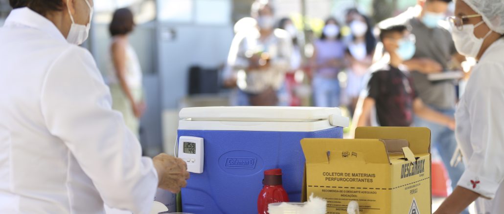 Na pandemia, teorias falsas sobre as vacinas afetaram a tomada de decisão de moradores de favelas. Foto: José Cruz/Agência Brasil