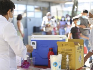Na pandemia, teorias falsas sobre as vacinas afetaram a tomada de decisão de moradores de favelas. Foto: José Cruz/Agência Brasil