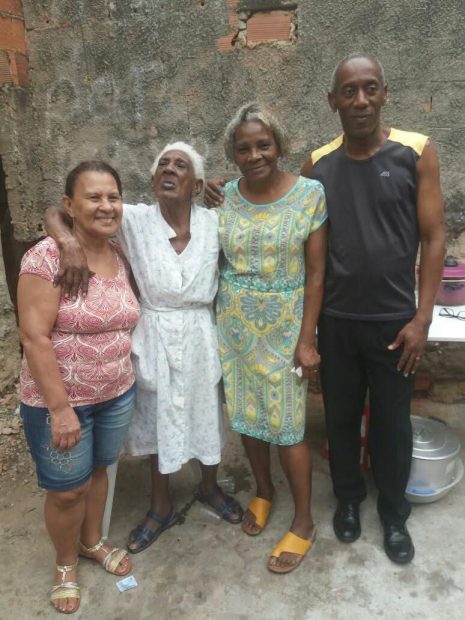 Pascoalina reunida com alguns de seus filhos, da direita para a esquerda: Valmir, Maria Antônia e Lídia. Foto: Igor Soares