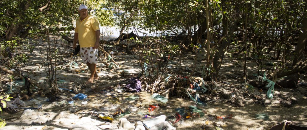 O pescador Hélio Ricardo em uma das poucas áreas de mangue que sobrevivem no Complexo da Maré apesar da degradação ambiental. Foto: Amanda Baroni