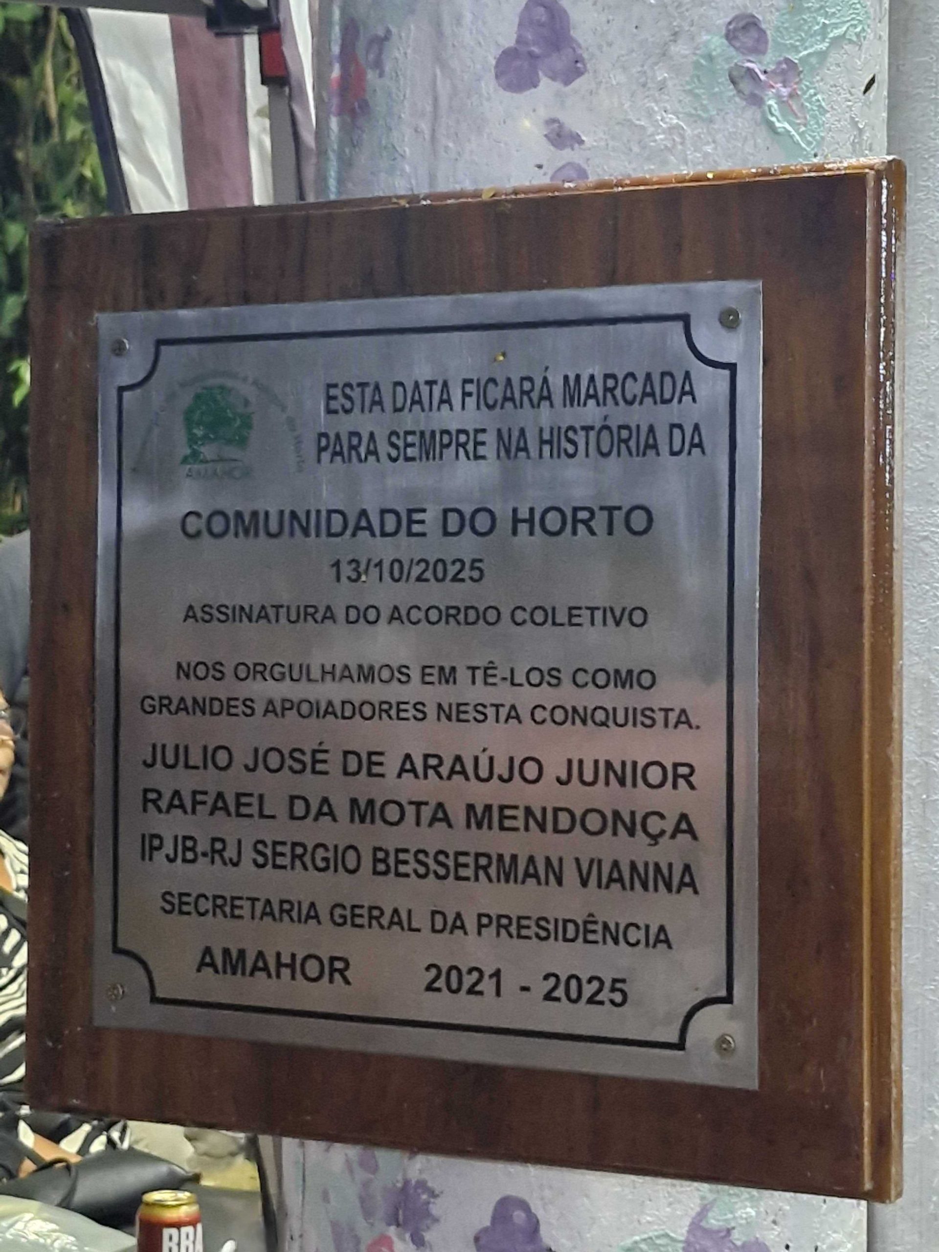 Placa instalada no Largo das Pedras, importante local de encontro no Horto Florestal, marca a assinatura do acordo coletivo. Foto: Felipe Litsek