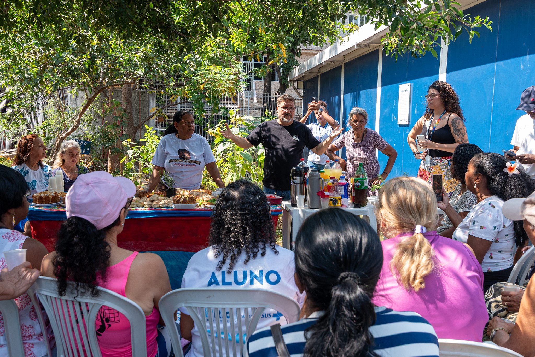 Sérgio Anversa fala sobre como o espaço verde se transformou em uma horta comunitária, ponto de encontros entre moradores e pacientes da clínica e lugar de contemplação dos ciclos da natureza. Foto: Bárbara Dias Sérgio Anversa fala sobre como o espaço verde se transformou em uma horta comunitária, ponto de encontros entre moradores e pacientes da clínica e lugar de contemplação dos ciclos da natureza. Foto: Bárbara Dias