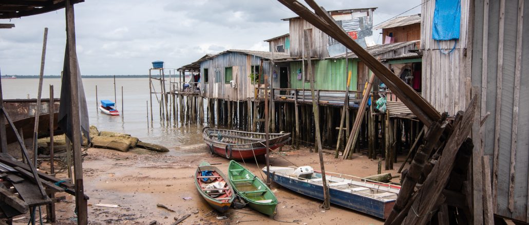 RioOnWatch visita a Vila da Barca, em Belém durante a COP30 e a Cúpula dos Povos em 13 de novembro de 2025, junto do guia local Nelson Lima Rosa. Foto: Bárbara Dias