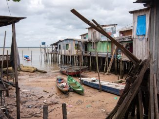 RioOnWatch visita a Vila da Barca, em Belém durante a COP30 e a Cúpula dos Povos em 13 de novembro de 2025, junto do guia local Nelson Lima Rosa. Foto: Bárbara Dias