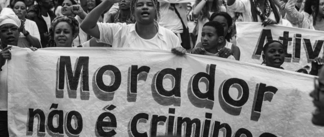 Segundo uma das pesquisas recentes, 87% dos moradores das favelas do Rio apoiam a operação policial que resultou no massacre mais letal da história da cidade. Nesta imagem, tirada durante o protesto liderado por moradores de favelas após o massacre em 31 de outubro, no Complexo da Penha, a placa diz: “Morador [da favela] não é criminoso”. Foto: Vinícius Ribeiro