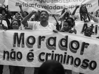 Segundo uma das pesquisas recentes, 87% dos moradores das favelas do Rio apoiam a operação policial que resultou no massacre mais letal da história da cidade. Nesta imagem, tirada durante o protesto liderado por moradores de favelas após o massacre em 31 de outubro, no Complexo da Penha, a placa diz: “Morador [da favela] não é criminoso”. Foto: Vinícius Ribeiro