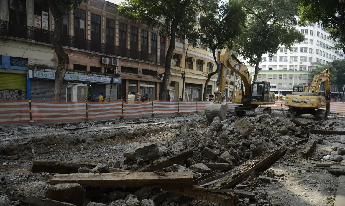 Obras do VLT redescobriram o cemitério e milhares de restos mortais de africanos mortos nos tumbeiros ao chegarem no Cais do Valongo. Eles eram enterrados em valas comuns em frente à Igreja de Santa Rita, no Centro, hoje Largo de Santa Rita. Foto: Tomaz Silva/Agência Brasil Obras do VLT redescobriram o cemitério e milhares de restos mortais de africanos mortos nos tumbeiros ao chegarem no Cais do Valongo. Eles eram enterrados em valas comuns em frente à Igreja de Santa Rita, no Centro, hoje Largo de Santa Rita. Foto: Tomaz Silva/Agência Brasil
