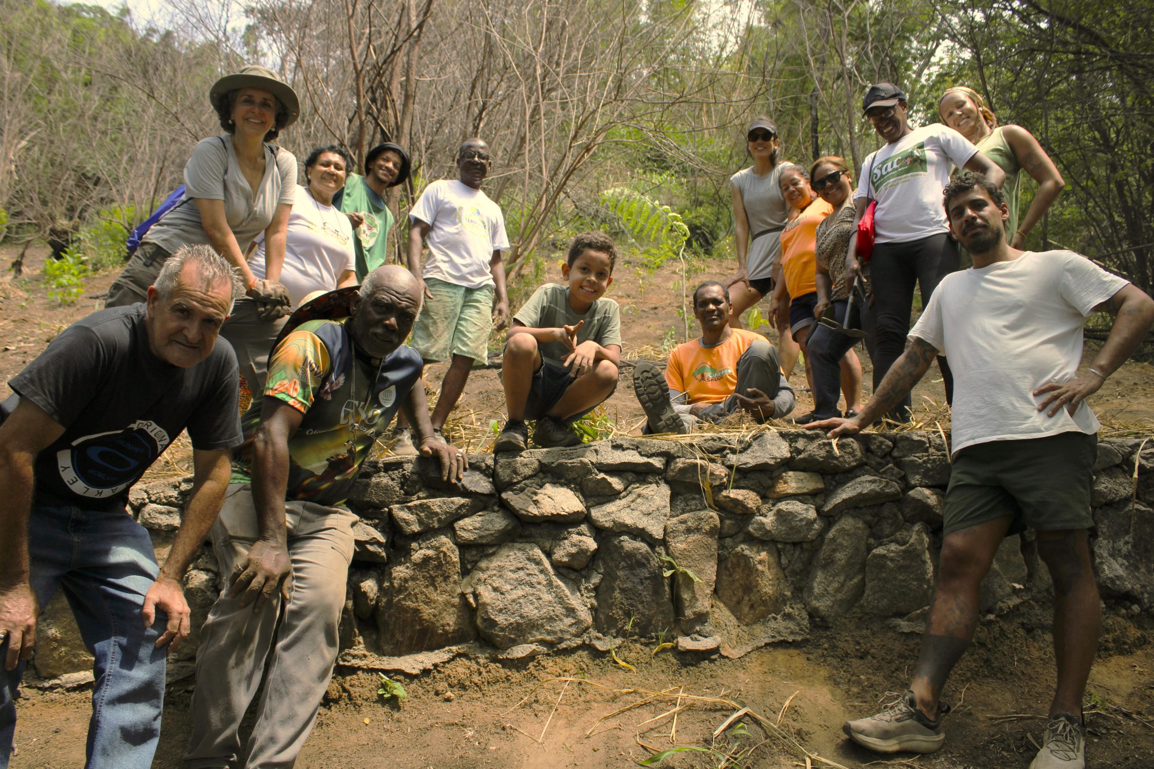 Além de promover a troca de conhecimentos entre moradores, lideranças e voluntários, o mutirão do Tempo de Plantar tem por objetivo assegurar a efetiva recuperação ambiental dos territórios. Foto: Amanda Baroni Além de promover a troca de conhecimentos entre moradores, lideranças e voluntários, o mutirão do Tempo de Plantar tem por objetivo assegurar a efetiva recuperação ambiental dos territórios. Foto: Amanda Baroni