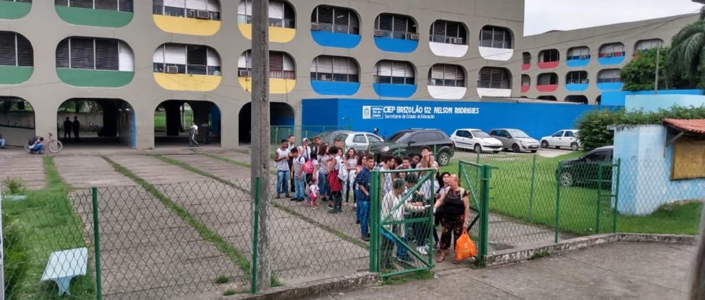 CIEP 172 - Nelson Rodrigues, em Comendador Soares, no bairro de Nova Iguaçu. Estes importantes equipamentos de ensino nasceram para se integrar aos territórios aos quais pertenciam. Foto: Arquivo pessoal