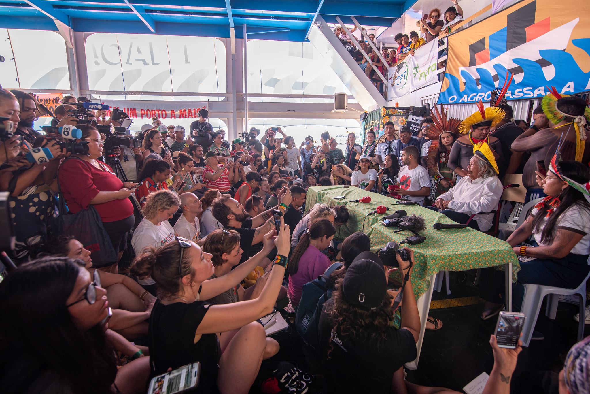 Cacique Raoni, liderança histórica do movimento indígena brasileiro, membro do povo Kayapó, cobrou a preservação e o respeito à natureza. Foto: Bárbara Dias Cacique Raoni, liderança histórica do movimento indígena brasileiro, membro do povo Kayapó, cobrou a preservação e o respeito à natureza. Foto: Bárbara Dias