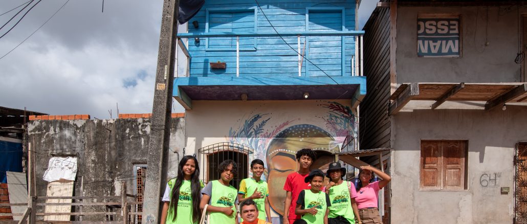 Crianças e jovens do Chalé da Paz, em Terra Firme, Belém, participaram da Cúpula das Infâncias na Cúpula dos Povos, evento paralelo à COP 30, organizado pela sociedade civil. Foto: Bárbara Dias