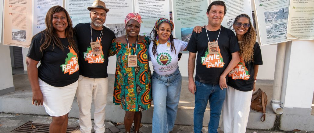 Integrantes do coletivo Frente Penha visitam a Exposição Memória Climática das Favelas. Foto: Bárbara Dias