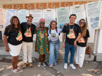 Integrantes do coletivo Frente Penha visitam a Exposição Memória Climática das Favelas. Foto: Bárbara Dias
