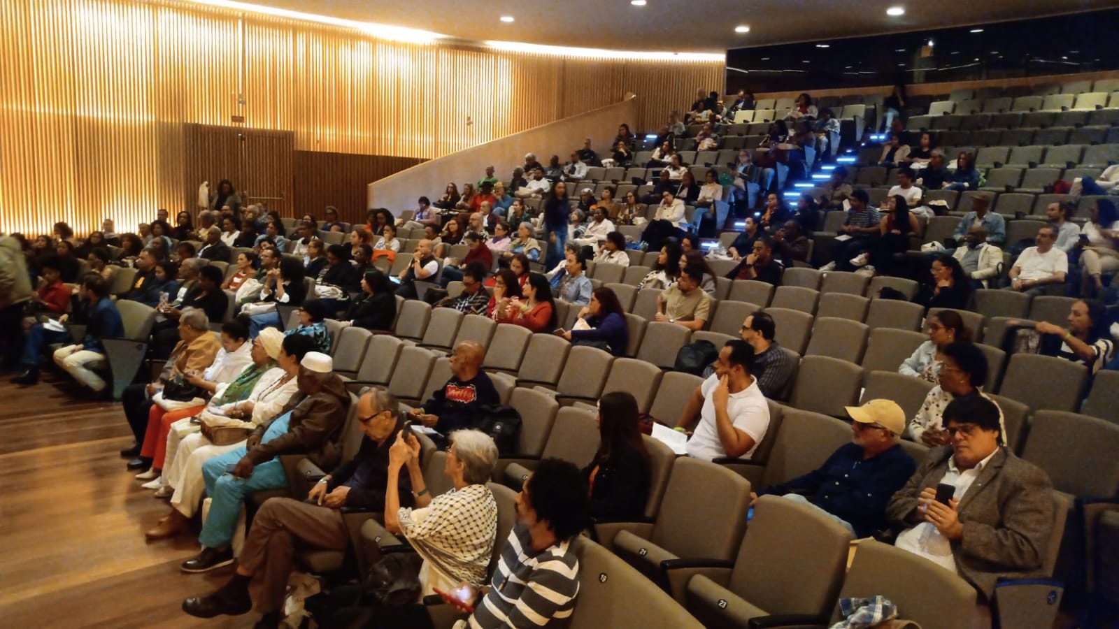 Público no evento de lançamento da Cemitério dos Pretos Novos do Valongo - Uma Jornada Impactante pela História da Escravidão no Brasil. Foto: Amanda Baroni Público no evento de lançamento da Cemitério dos Pretos Novos do Valongo - Uma Jornada Impactante pela História da Escravidão no Brasil. Foto: Amanda Baroni