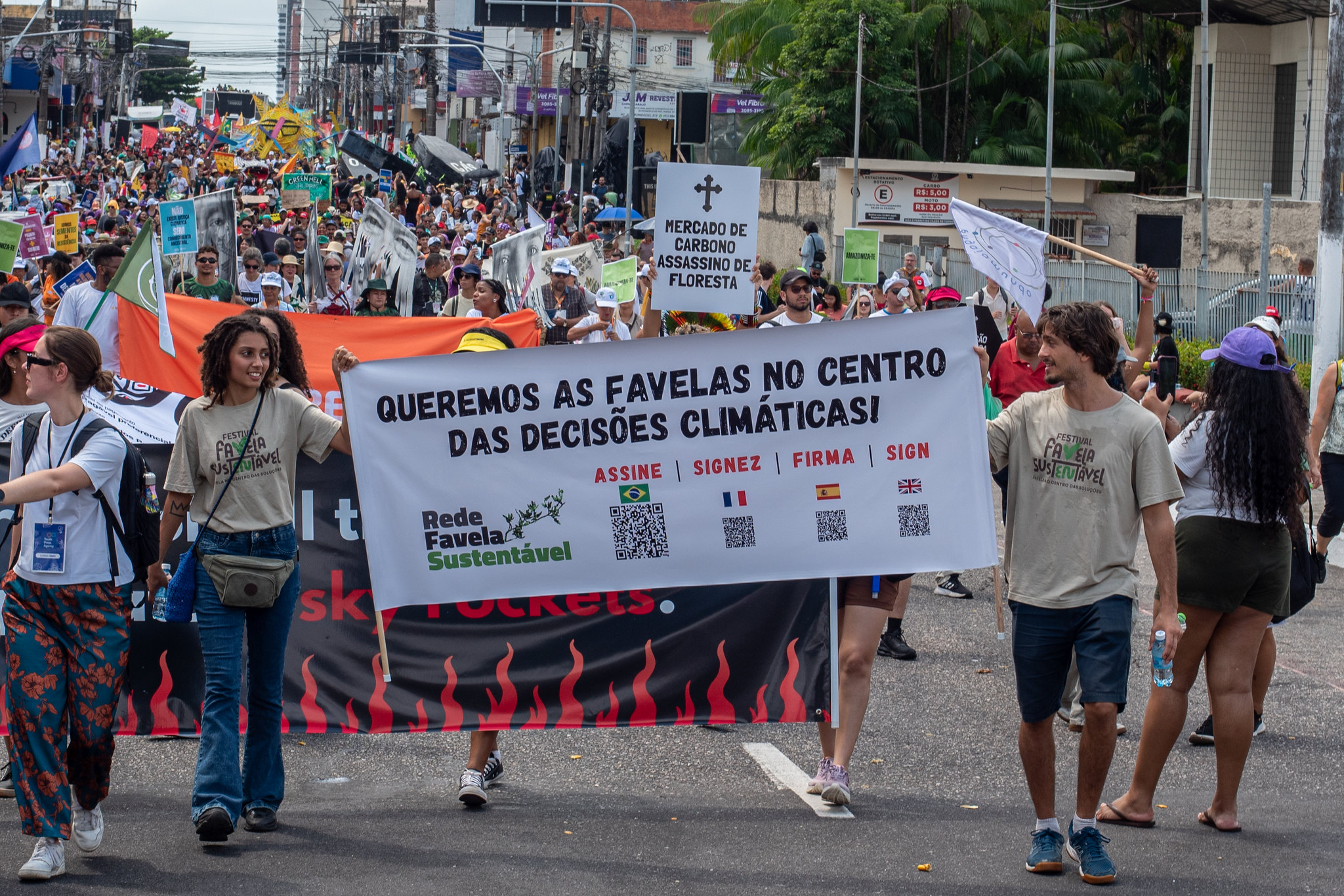 Rede Favela Sustentável na Marcha Global pelo Clima durante a COP30 em Belém. Foto: Bárbara Dias Rede Favela Sustentável na Marcha Global pelo Clima durante a COP30 em Belém. Foto: Bárbara Dias