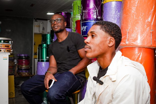 Quininho e Badeco, antes professor e aluno, hoje ensinam juntos as crianças da Serrinha no projeto Mulecada que Agita. Foto: Rhuan Gonçalves