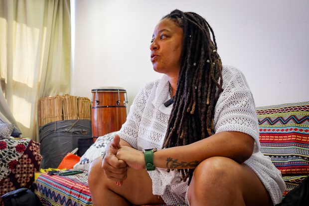 Suellen Tavares durante entrevista ao RioOnWatch na Casa do Jongo da Serrinha. Foto: Rhuan Gonçalves