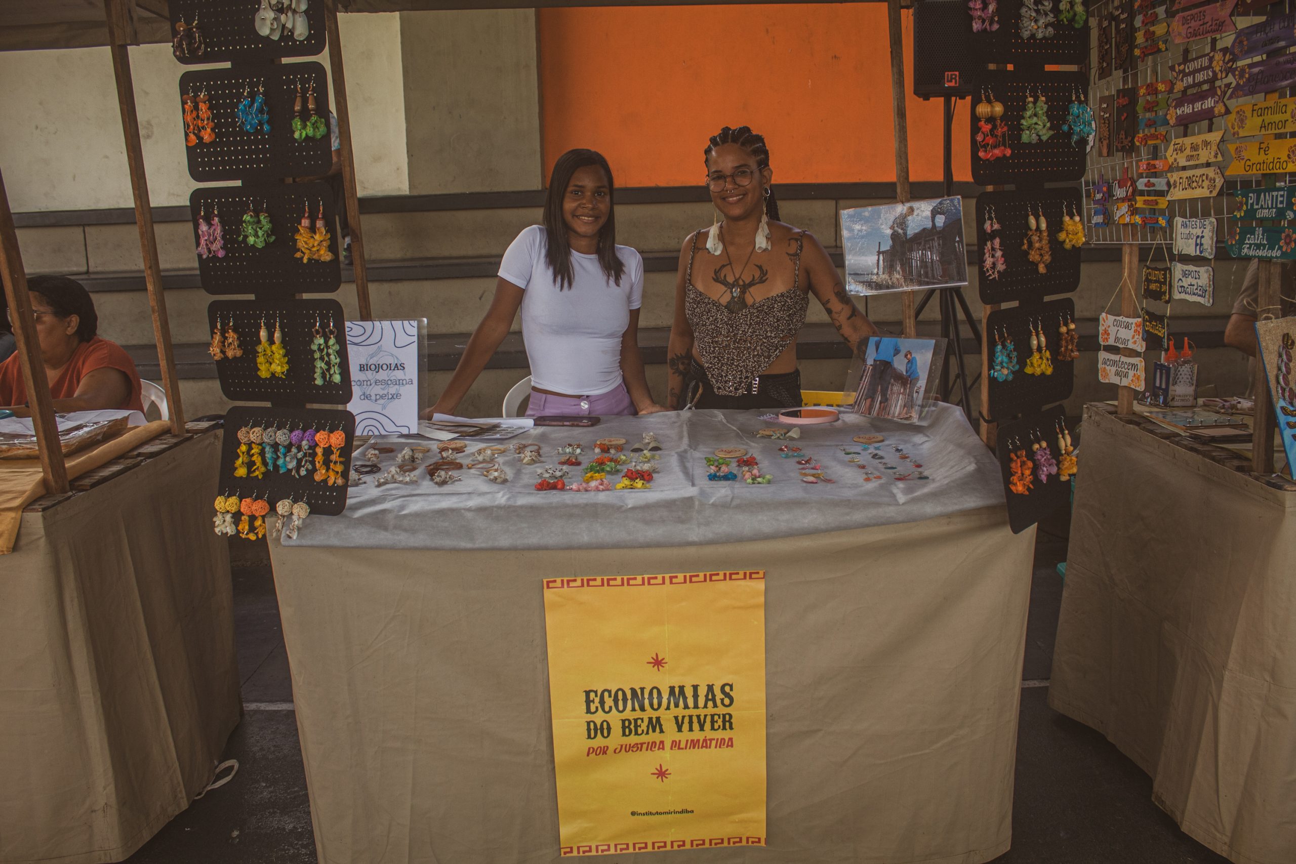 Feira de economia local: Expositoras apresentam produtos artesanais durante o evento, reforçando a importância das economias populares e do bem viver como práticas de resistência. Foto: Carolina Santos Feira de economia local: Expositoras apresentam produtos artesanais durante o evento, reforçando a importância das economias populares e do bem viver como práticas de resistência. Foto: Carolina Santos