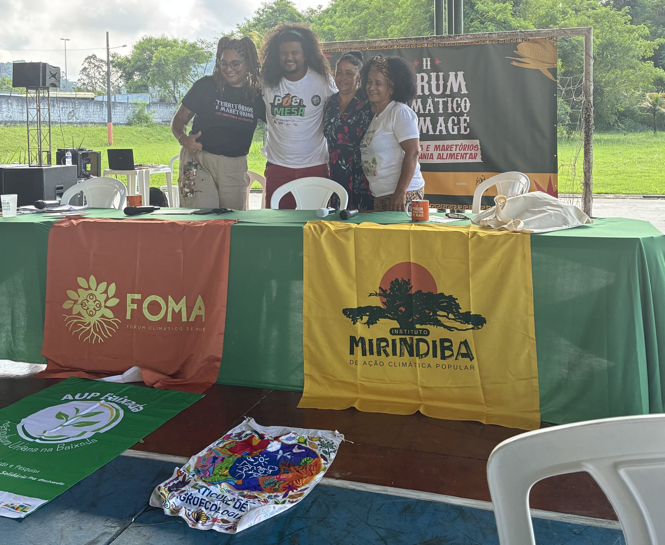 Integrantes das organizações da primeira mesa celebram mais uma edição do Fórum Climático de Magé, iniciativa que articula território, clima e justiça social. Foto: Rick Barros Integrantes das organizações da primeira mesa celebram mais uma edição do Fórum Climático de Magé, iniciativa que articula território, clima e justiça social. Foto: Rick Barros