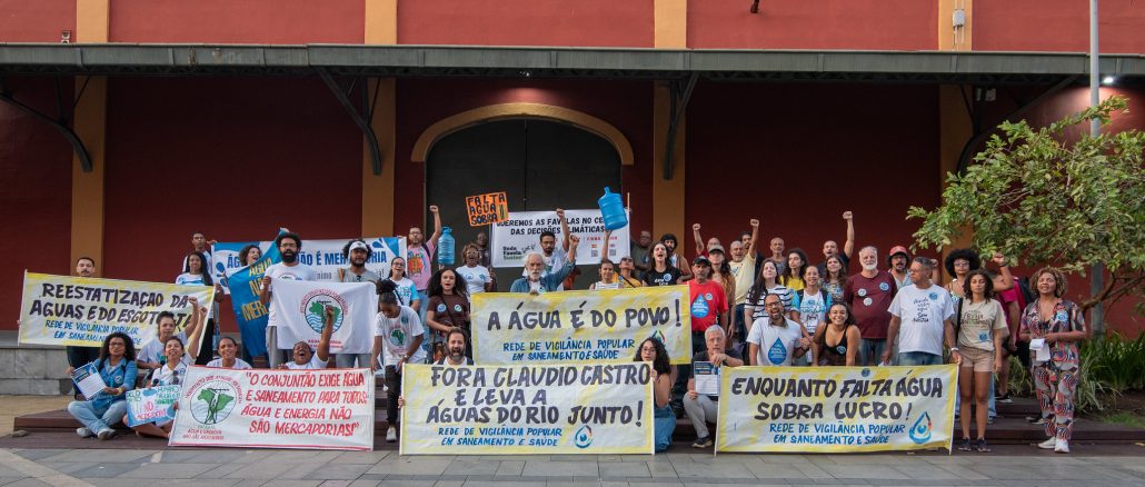 Manifestantes exibem faixas durante ato do Dia Mundial da Água em frente à concessionária Águas do Rio, no Centro do Rio de Janeiro. Foto: Bárbara Dias