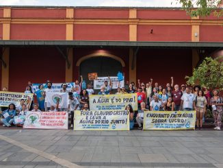 Manifestantes exibem faixas durante ato do Dia Mundial da Água em frente à concessionária Águas do Rio, no Centro do Rio de Janeiro. Foto: Bárbara Dias