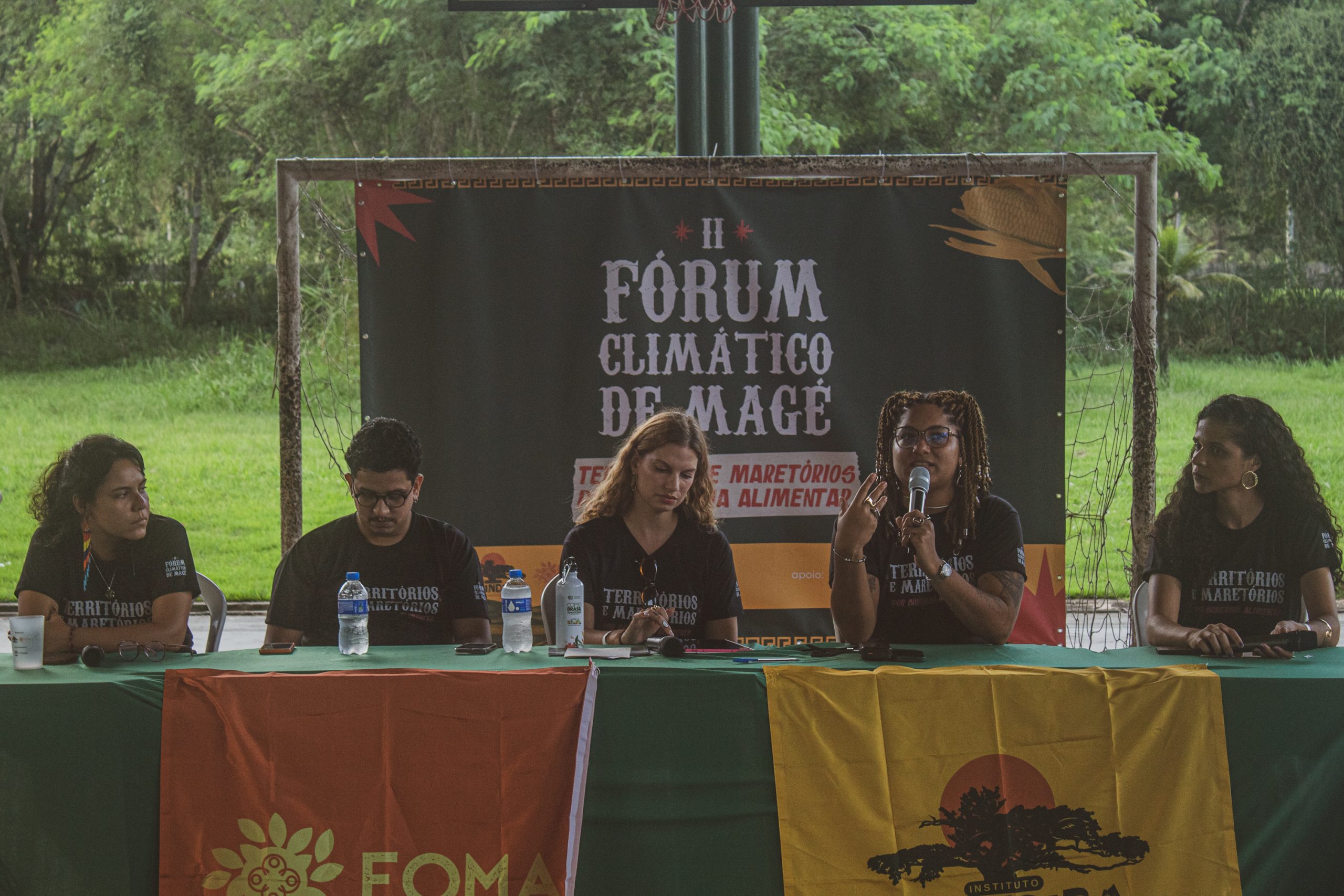 Mesa de coordenadores do Instituto Mirindiba durante o 2° Fórum Climático de Magé reúne lideranças para discutir territórios, maretórios e soberania alimentar na Baixada Fluminense. Foto: Carolina Santos Mesa de coordenadores do Instituto Mirindiba durante o 2° Fórum Climático de Magé reúne lideranças para discutir territórios, maretórios e soberania alimentar na Baixada Fluminense. Foto: Carolina Santos