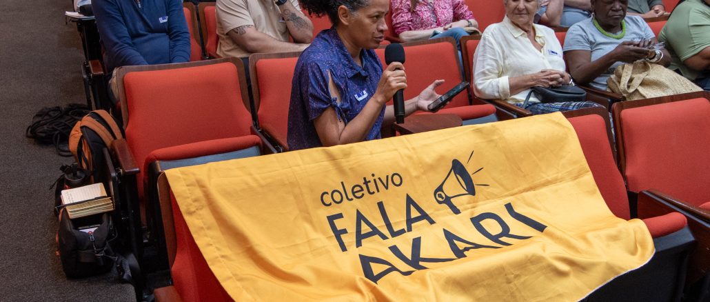Moradora de Acari e representante do coletivo Fala Akari, indaga perguntas à mesa de palestrantes. Foto: Bárbara Dias