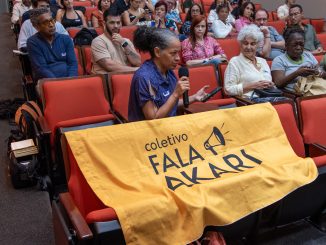 Moradora de Acari e representante do coletivo Fala Akari, indaga perguntas à mesa de palestrantes. Foto: Bárbara Dias