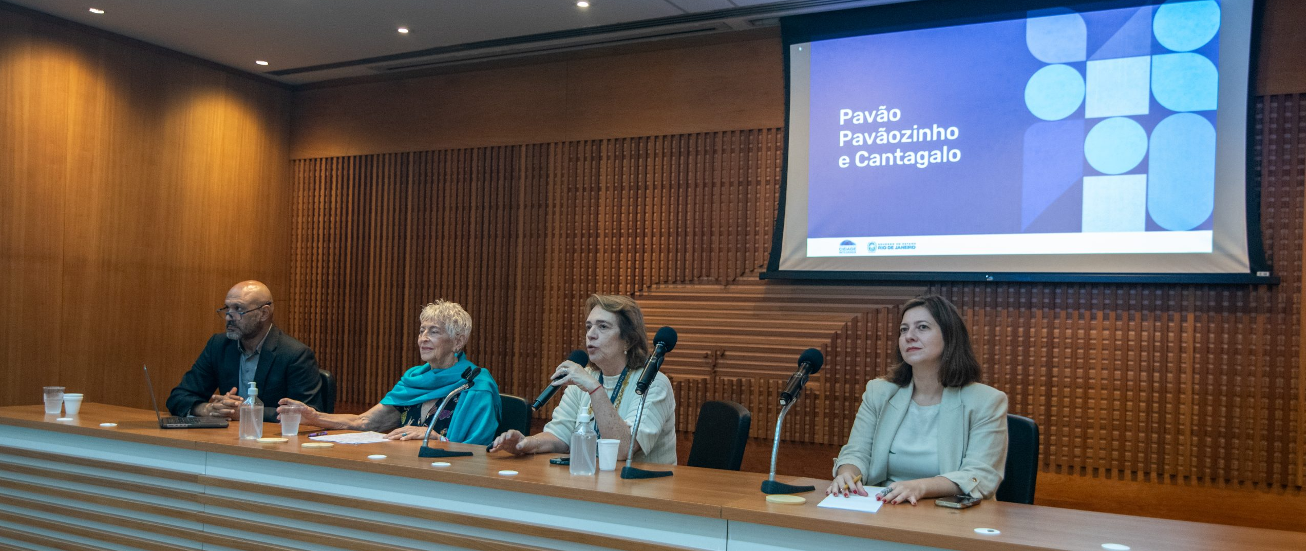 Palestrantes escutam perguntas do público durante o Encontro Internacional de Favelas. Foto: Bárbara Dias Palestrantes escutam perguntas do público durante o Encontro Internacional de Favelas. Foto: Bárbara Dias