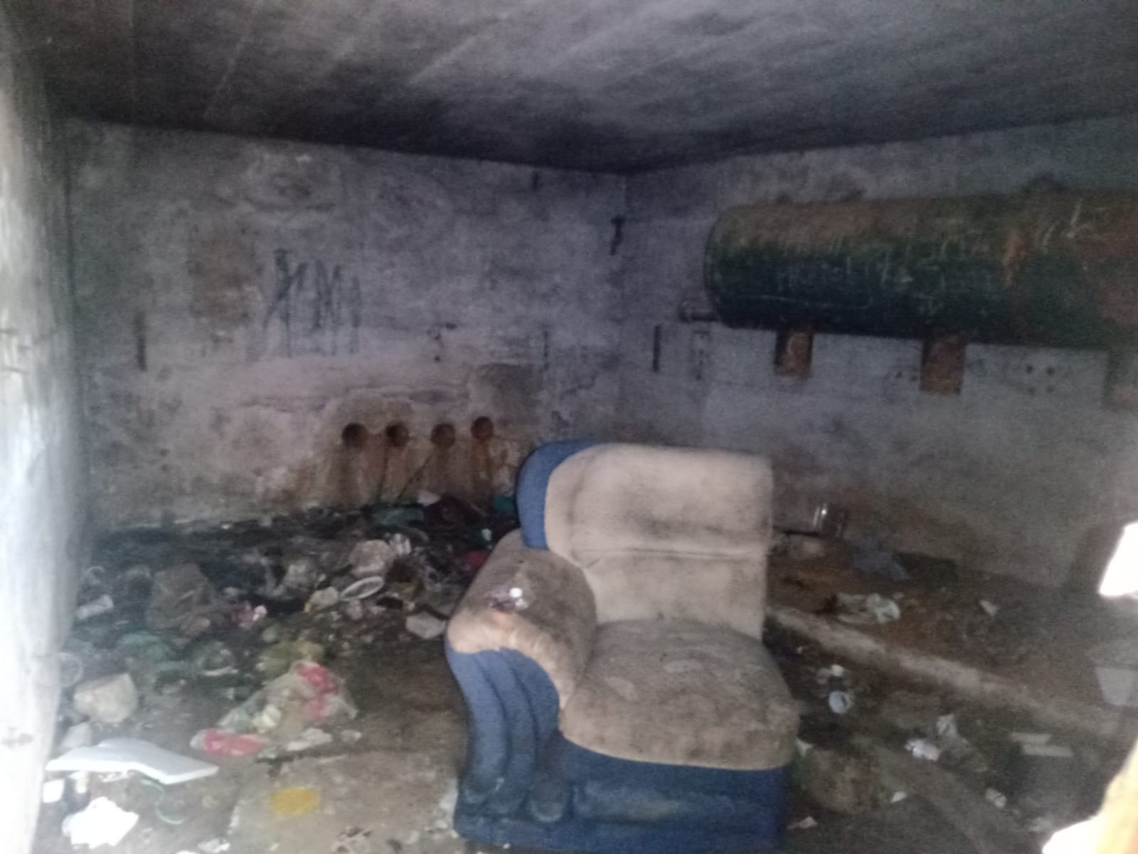 Casa de bombas tem sinais de invasão e até de ser um ponto de dependentes químicos. Foto: RioOnWatch Casa de bombas tem sinais de invasão e até de ser um ponto de dependentes químicos. Foto: RioOnWatch
