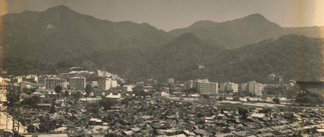 Favelas às margens da Lagoa Rodrigo de Freitas. Fonte: Núcleo de Memória da PUC-Rio