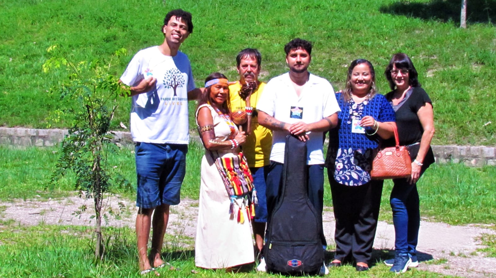 Integrantes dos coletivos Sociedade dos Poetas Leopoldinenses e Movimento Parque Ary Barroso Livre unidos pela retomada do Parque Ary Barroso. Foto: RioOnWatch Integrantes dos coletivos Sociedade dos Poetas Leopoldinenses e Movimento Parque Ary Barroso Livre unidos pela retomada do Parque Ary Barroso. Foto: RioOnWatch