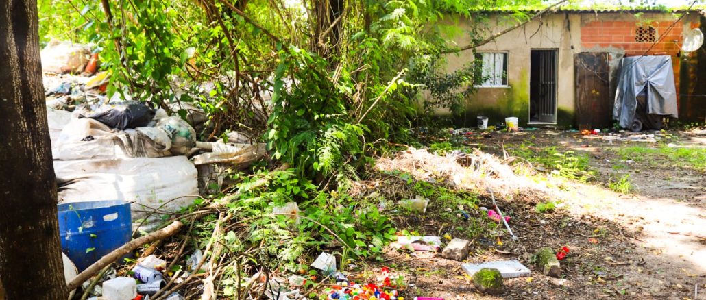 Moradores de Jardim Gramacho convivem com materiais recicláveis e resíduos sólidos graças à negligência do Estado em meio ao fechamento do Lixão. Foto: Joelma Araújo