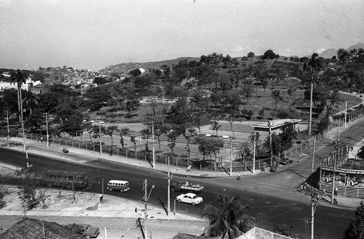 Registro do Parque Ary Barroso durante anos 70. Na esquina do espaço ficavam as quadras, o espaço ao lado esquerdo da foto, o parque infantil. Foto: Arquivo Pessoal/Reprodução Registro do Parque Ary Barroso durante anos 70. Na esquina do espaço ficavam as quadras, o espaço ao lado esquerdo da foto, o parque infantil. Foto: Arquivo Pessoal/Reprodução