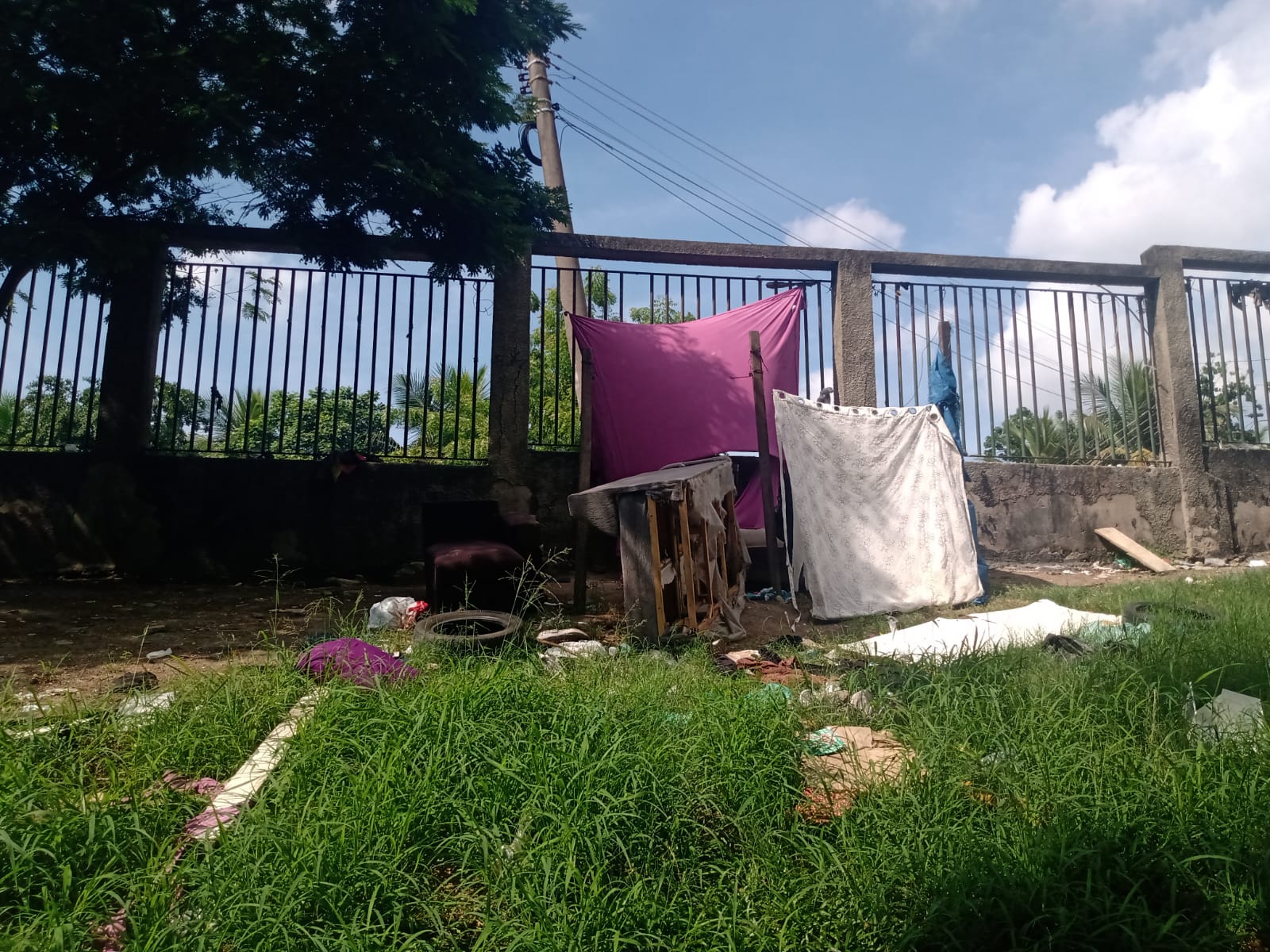 Tendas improvisadas ocupam a parte de cima do terreno aumentando a insegurança dentro do parque. Foto: RioOnWatch Tendas improvisadas ocupam a parte de cima do terreno aumentando a insegurança dentro do parque. Foto: RioOnWatch